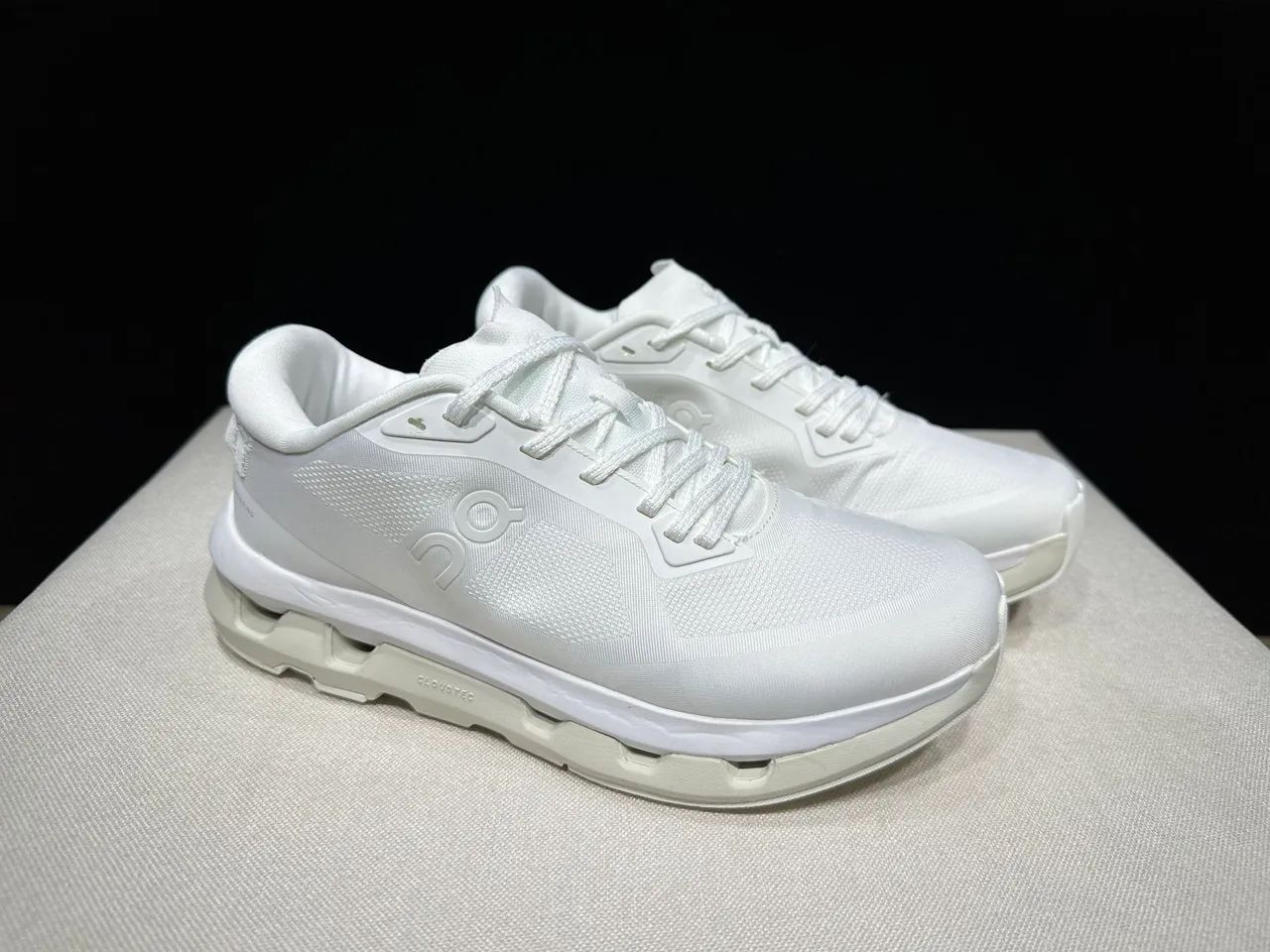 Tênis on cloudzone 41/42 branco  - Foto 2