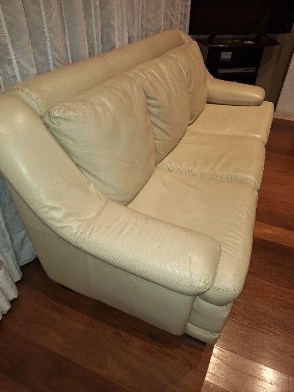 1 sofá em couro legitimo - Foto 4