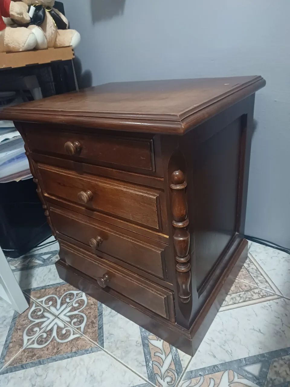 Mesa de Cabeceira em Madeira Maciça com 4 Gavetas - Foto 3