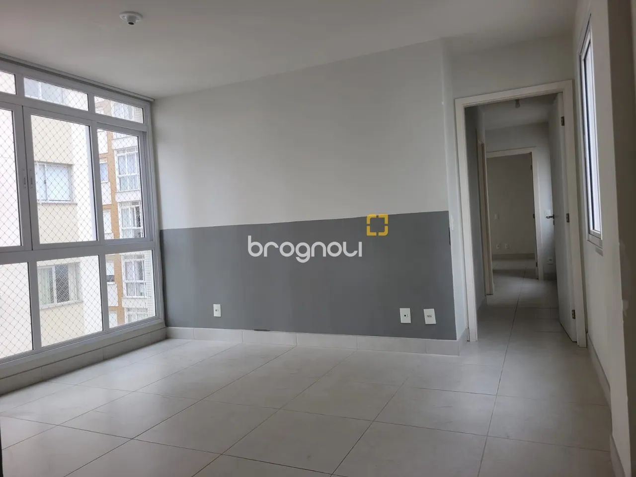 Apto 2 dormitórios,reformado ,andar alto, 2 vgs de garagem