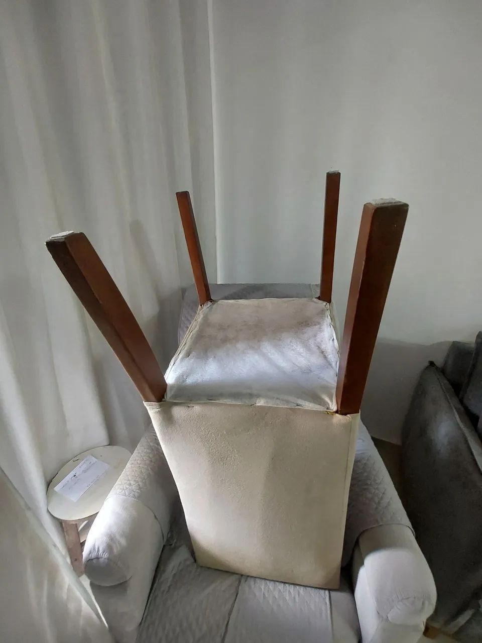 Cadeira estofada de sala de jantar pés em madeira de lei - Foto 4