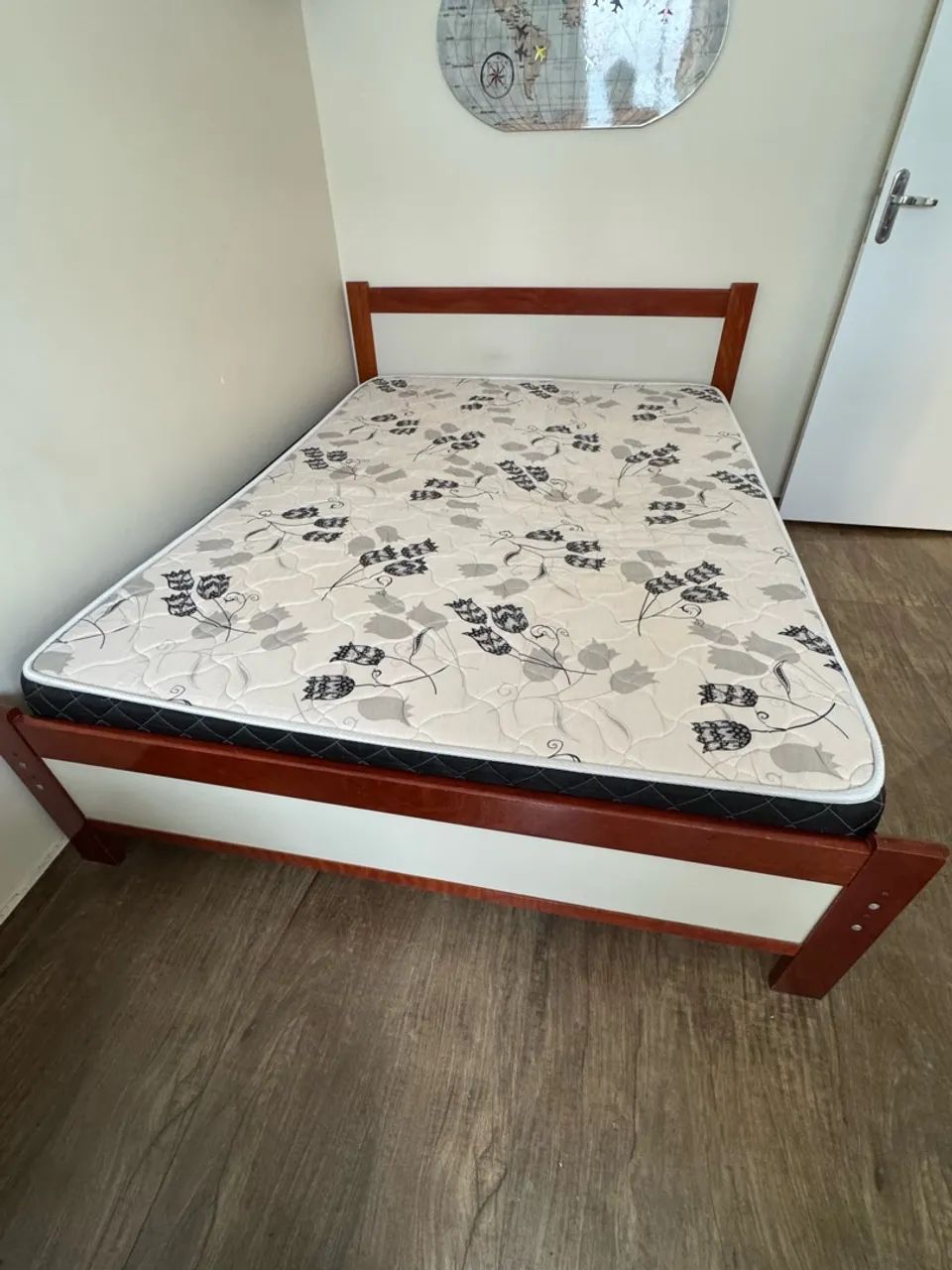 Cama com colchão e mesa de cabeceira 