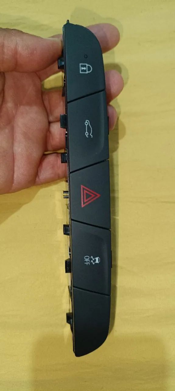 Botão de comando para Onix ,Tracker 2020/2024 Alerta,pisca ,porta mala,e trava  - Foto 2