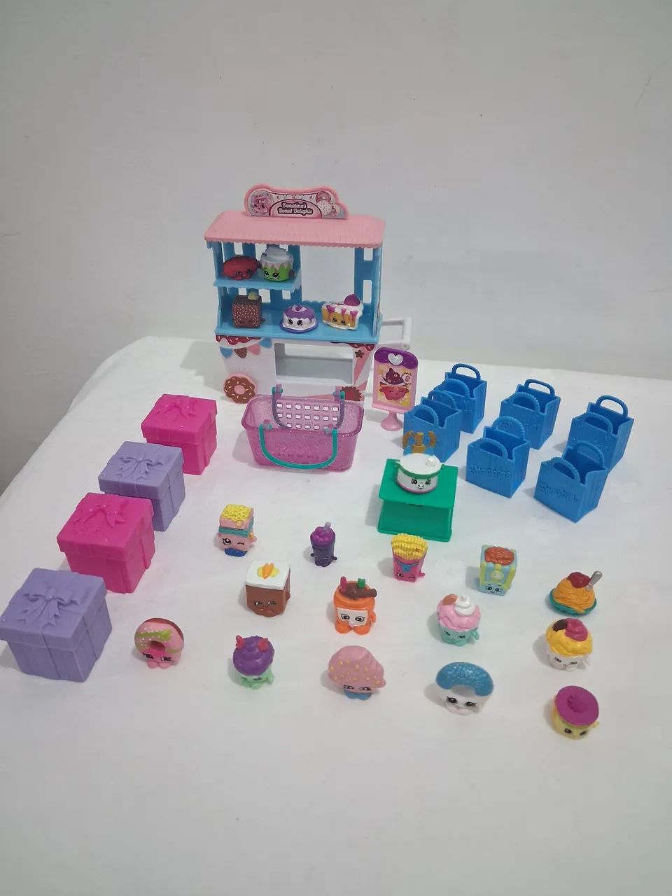 Shopkins carrinho de doces e varios acessórios 