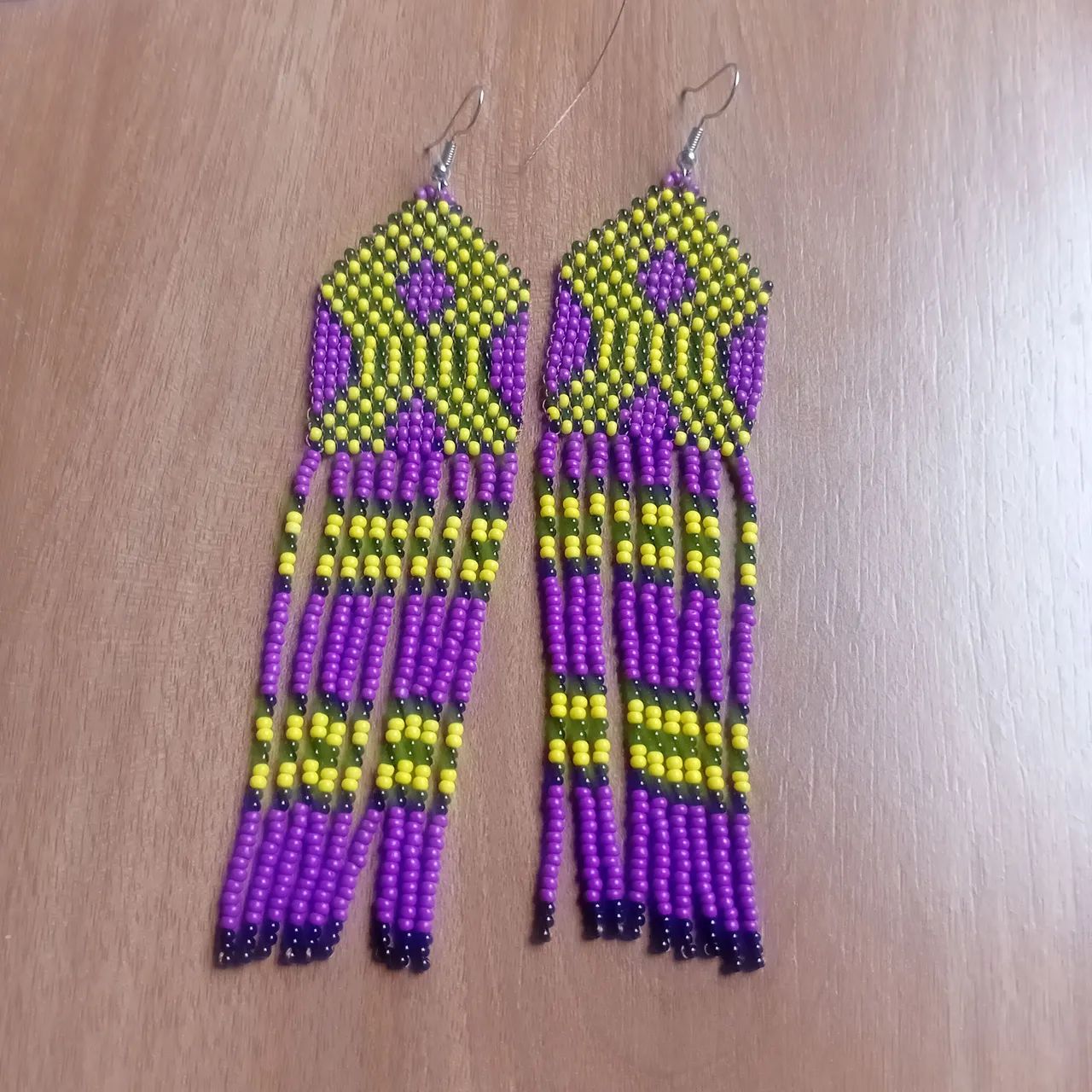Brinco roxo de miçangas  - Foto 2