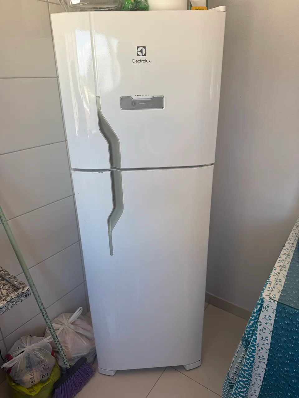 Geladeira e máquina 