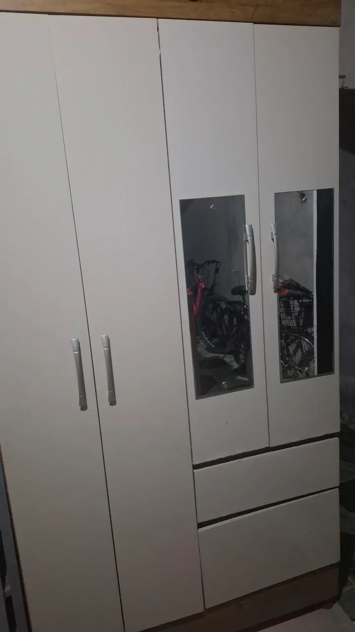 VENDO GUARDA ROUPA DE 4 POSTAS PRA VENDE LOGO - Foto 4
