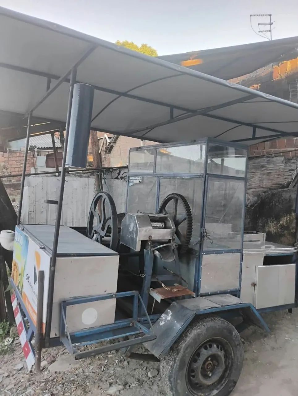 Carroça de caldo de cana e cachorro quente 