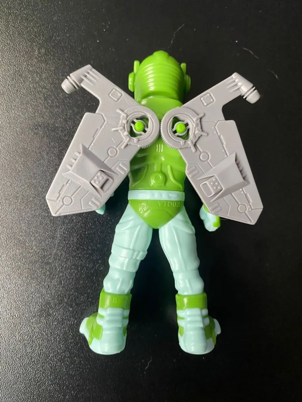 Boneco Astronauta Verde - Maxi Surprise Kinder Páscoa - Foto 3