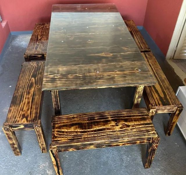 Mesa de madeira de pino com bancos rústico