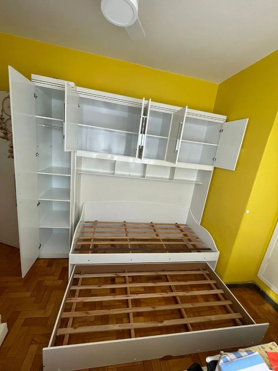 Conjunto de camas e armário 