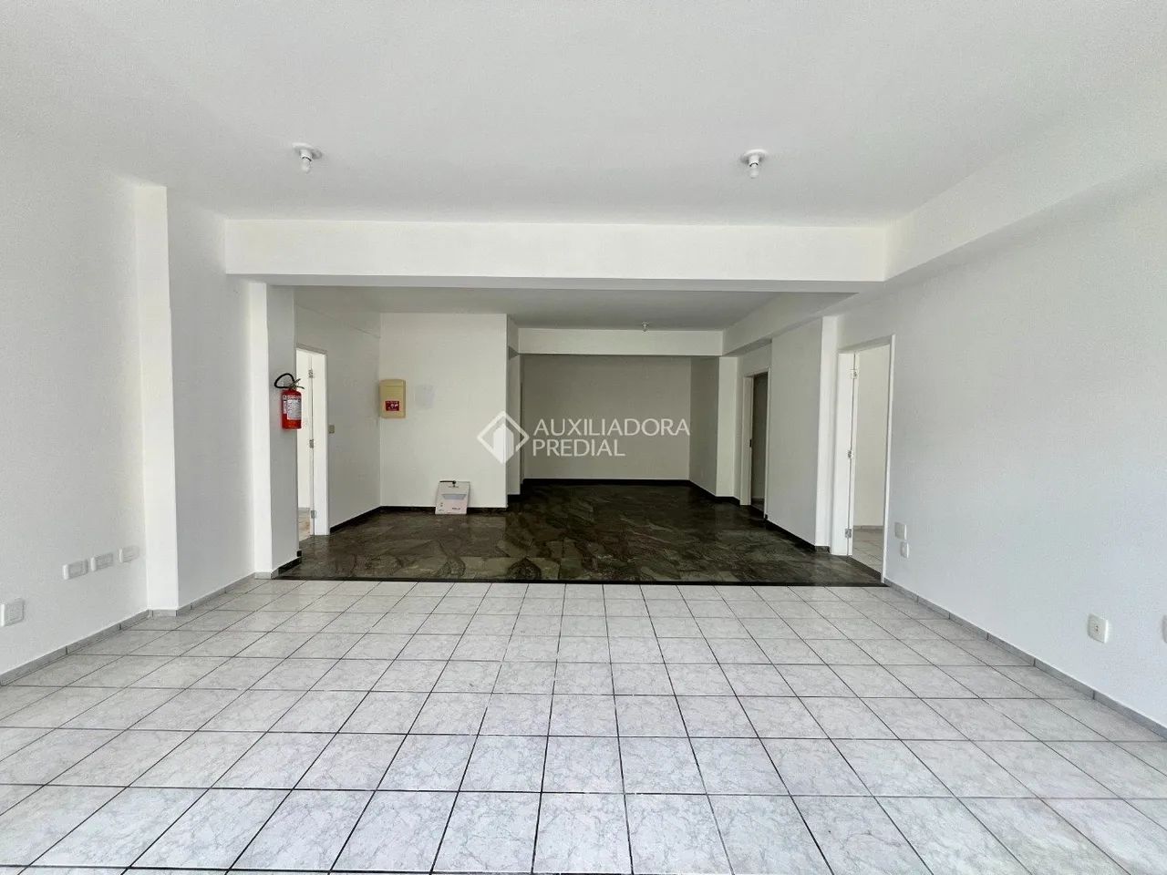 Sala comercial com 460m² e mezanino no Centro de Florianópolis - Foto 2