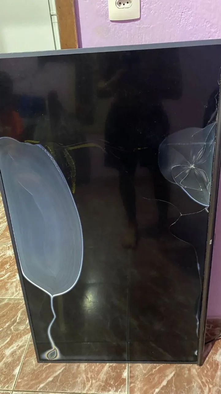 Vende-se tv de 50 polegadas TCL para retirada de peças, tudo original.