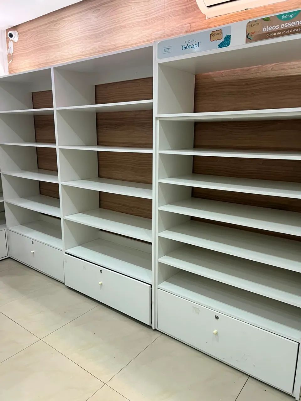 Balcão de Recepção / Atendimento MDF Ripado Amadeirado com Gaveteiro e Chave - Foto 2