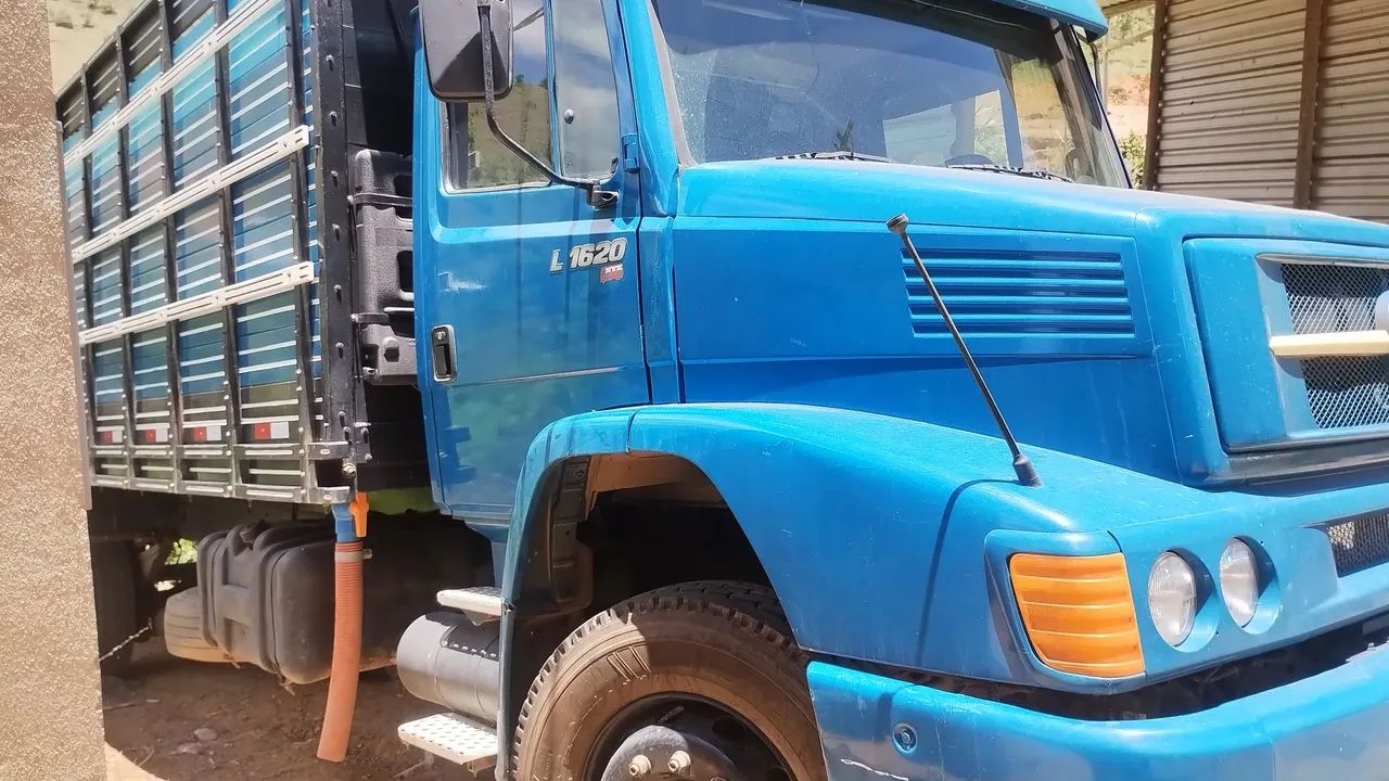 Vendo caminhão boiadeiro 