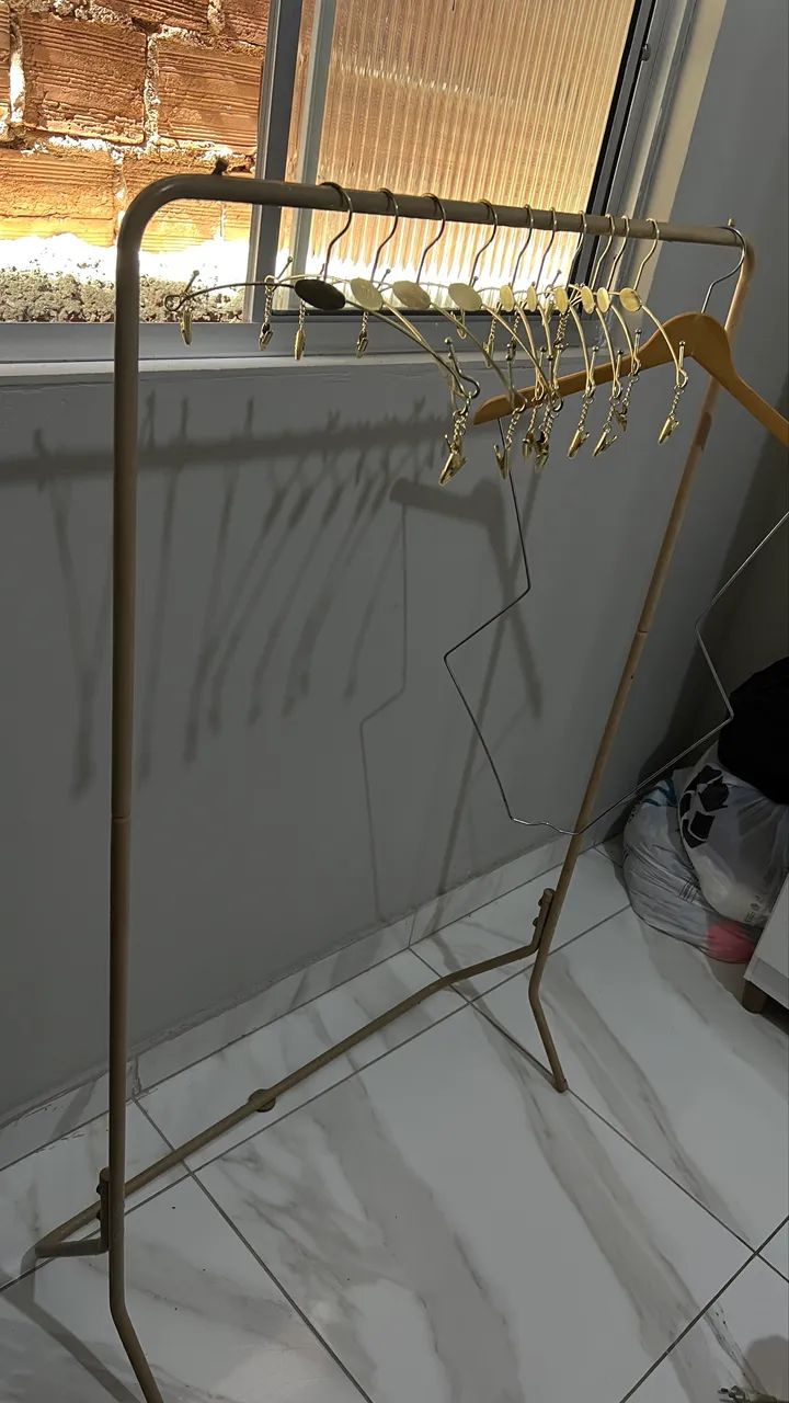 Vendo cabides, arara, lustre 