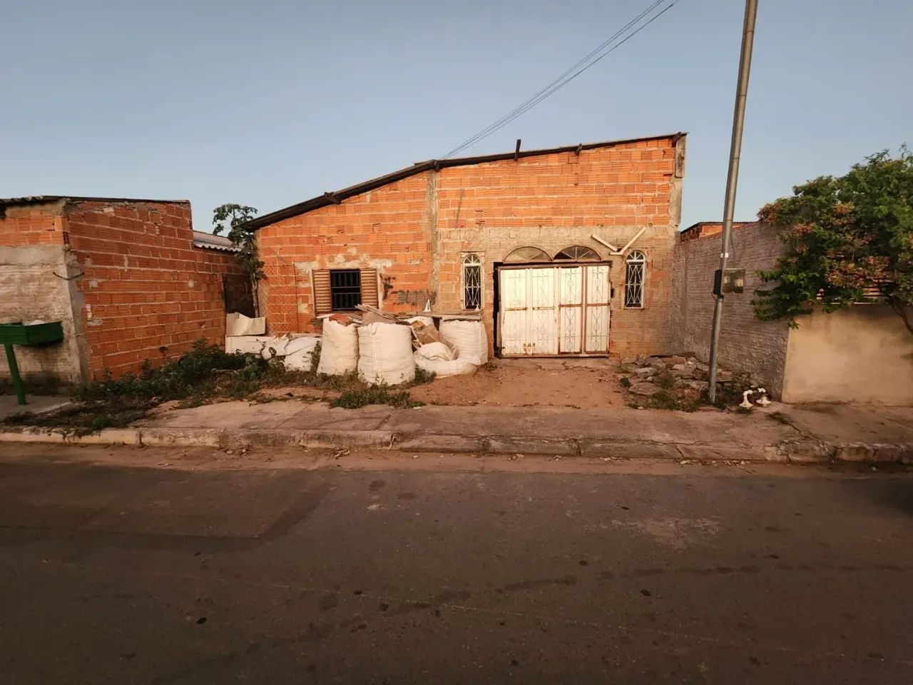 Vendo um lote com casa inacabada na rua Sete Preda 90 em Cuiabá
