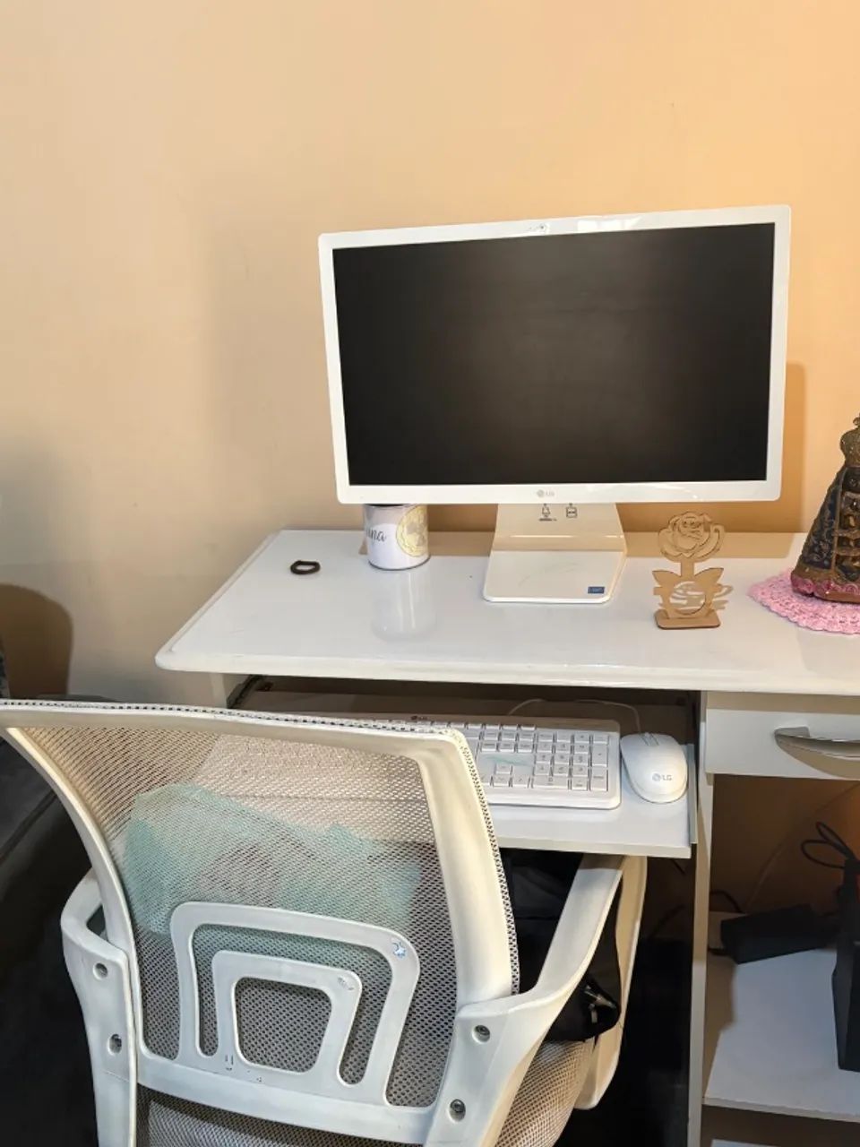 Computador novo, pouco uso e cadeira nova e mesa intacta para colocar o computador