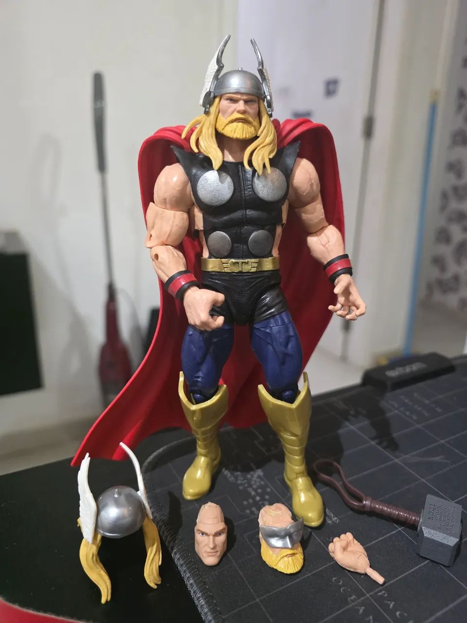 Thor marvel legends com cabeça extra