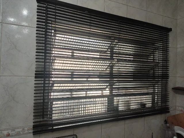 Persiana preta sanfonada com puxador de ajuste - Foto 3