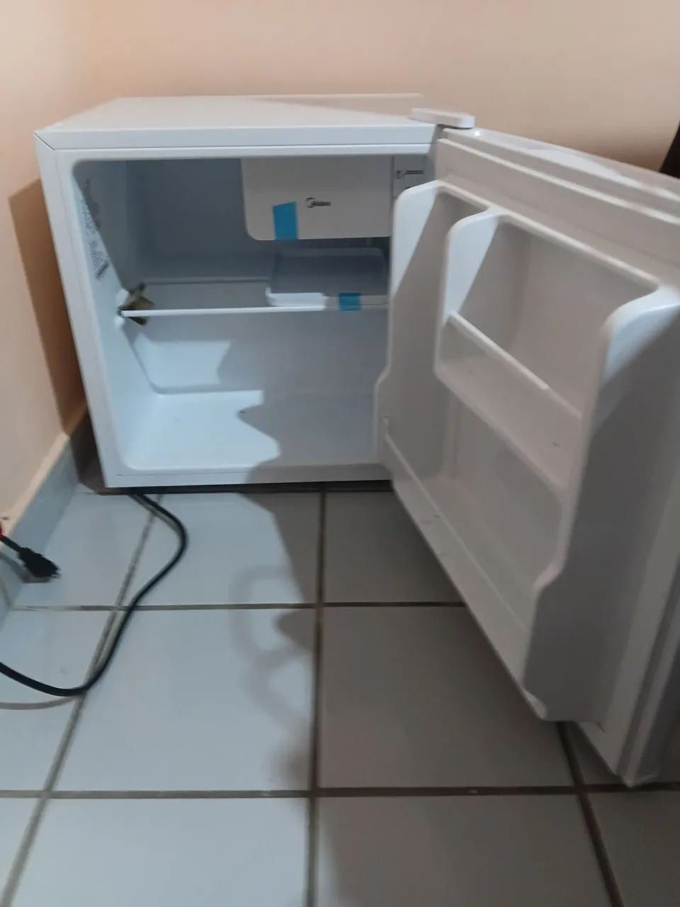 Frigobar Midea Pouco Usado - Foto 5
