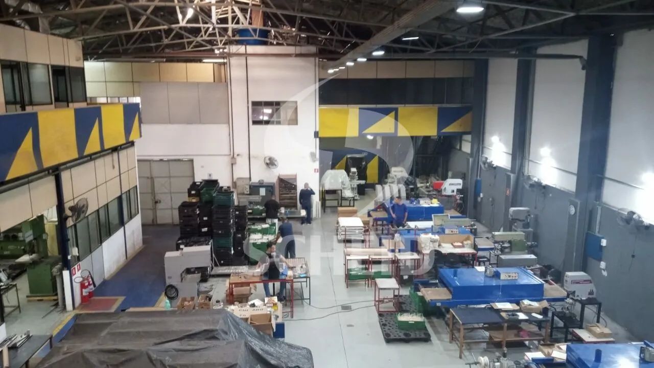Galpão com 800m2, vestiários, escritórios, em ótima localização em Interlagos