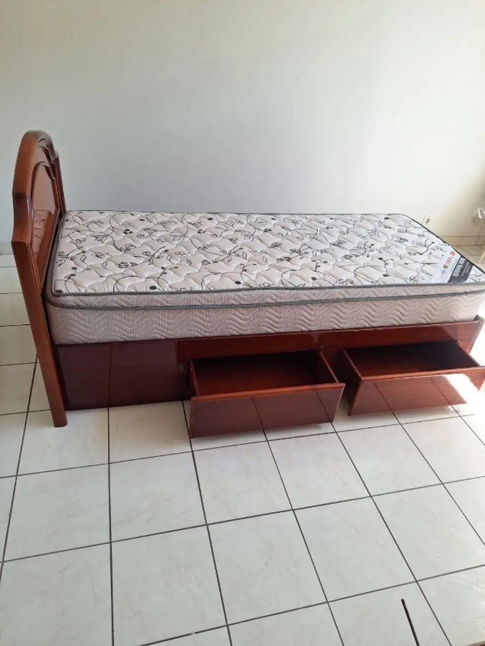 Vendo cama de solteiro com colchão