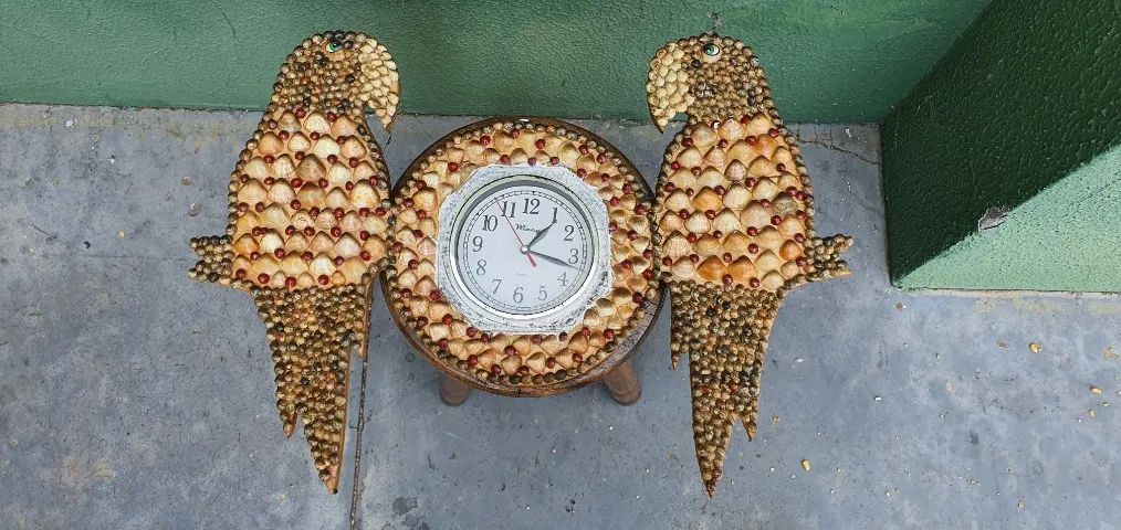Relógio de Parede Artesanal - Araras Decoradas com Conchas Marítimas