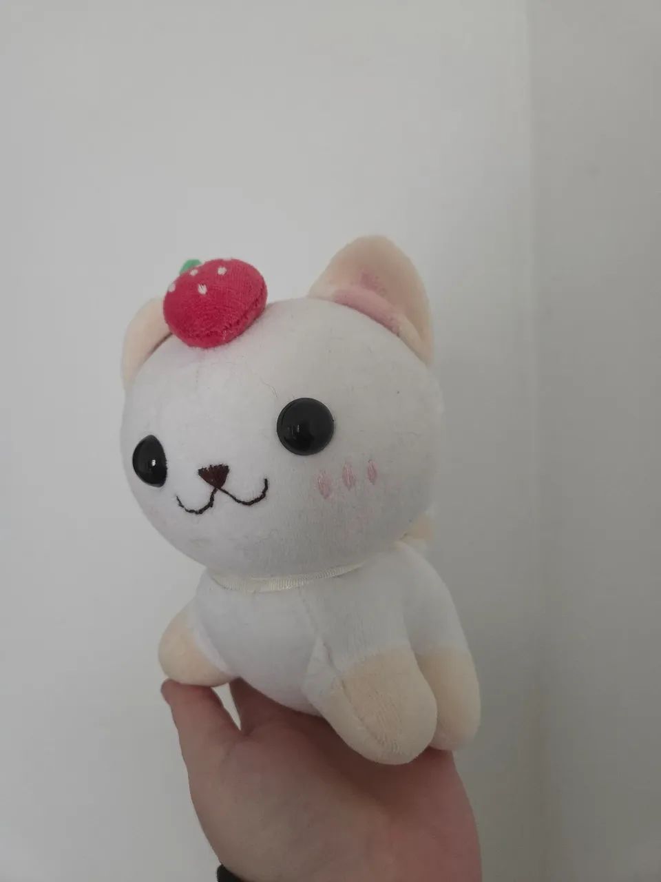 Pelúcia gatinho com morango