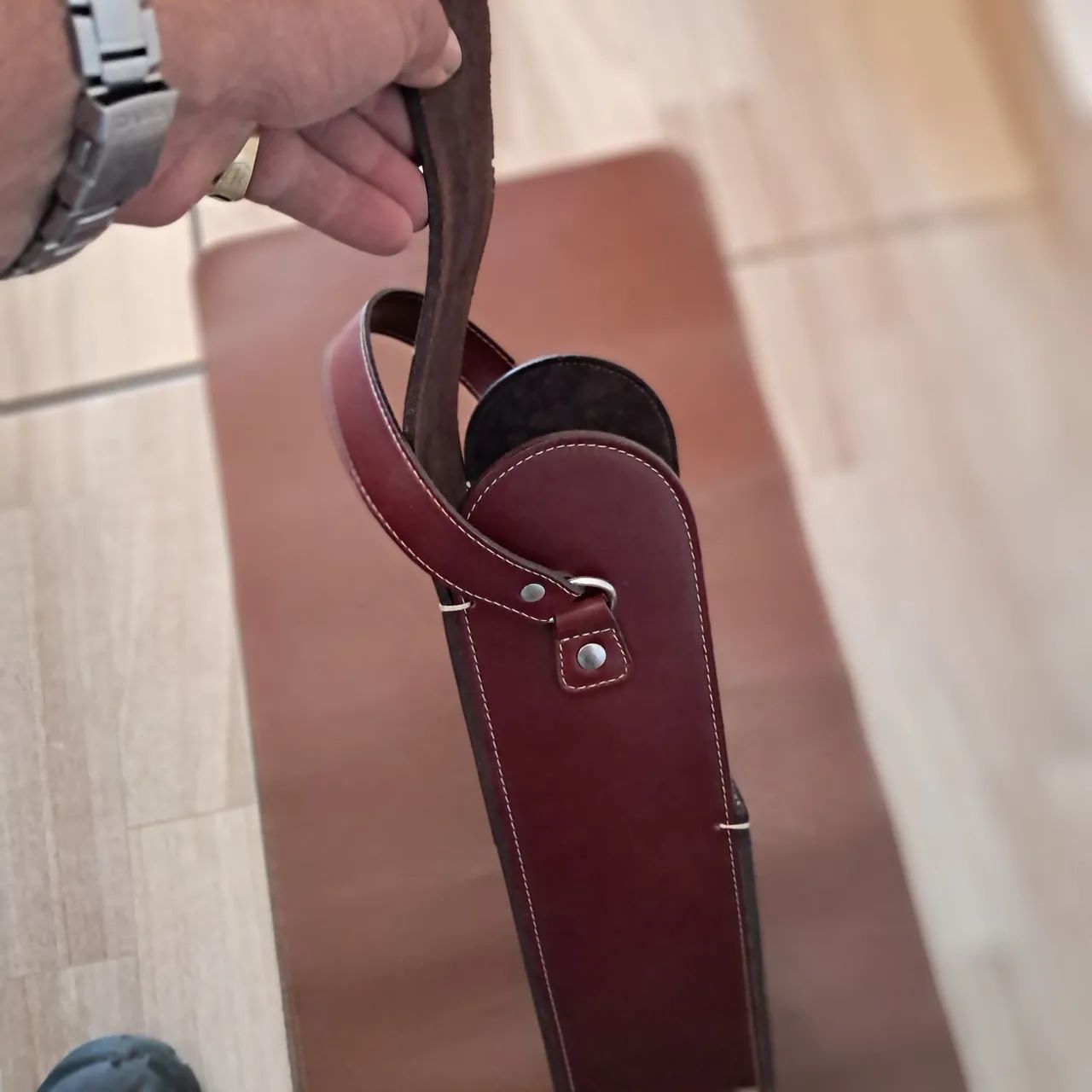 Uma porta vinhos de couro  - Foto 5