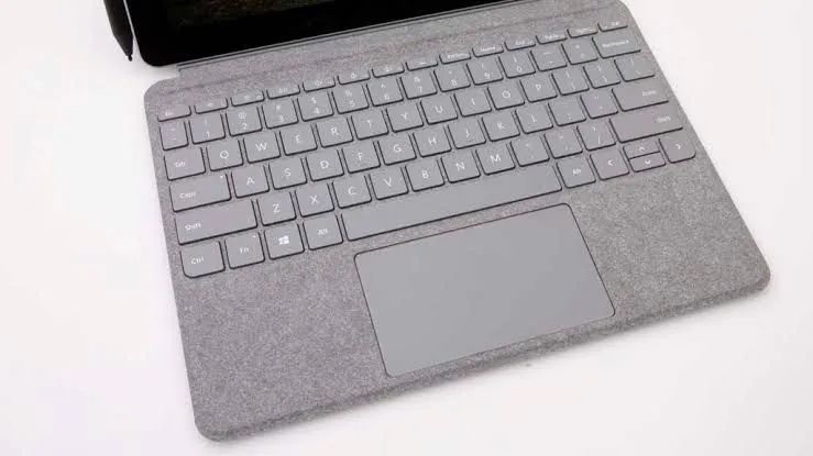 Microsoft Surface Go 10" (8GB RAM / 128GB SSD) ? Notebook e Tablet 2-em-1 - Foto 5