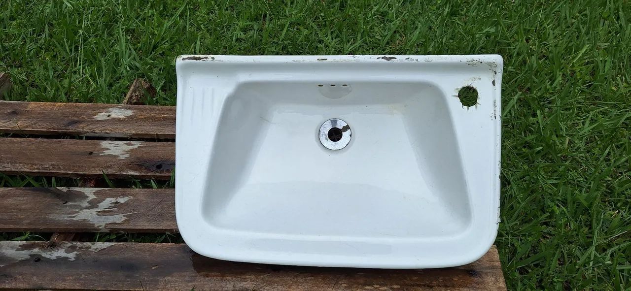 White sink / washbasin