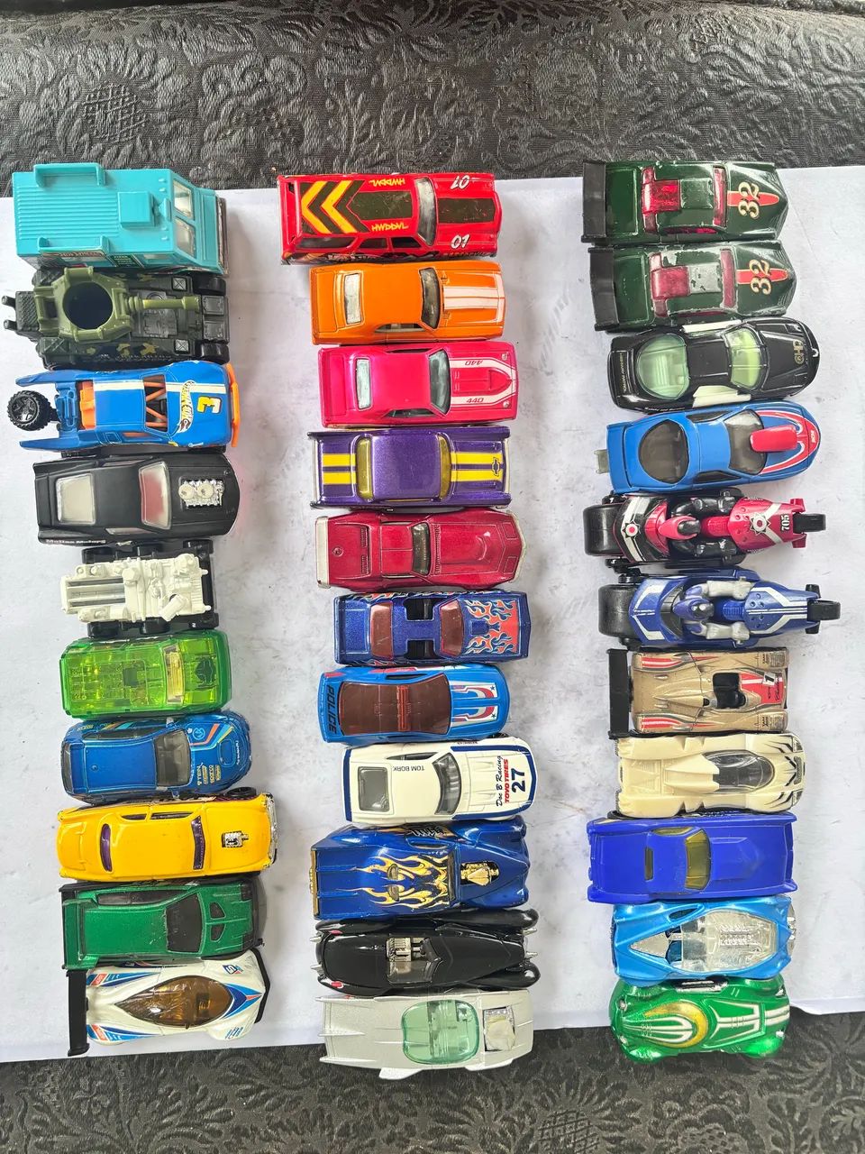 Lote com 31 Carrinhos Colecionáveis - Hot Wheels e Diversos Modelos