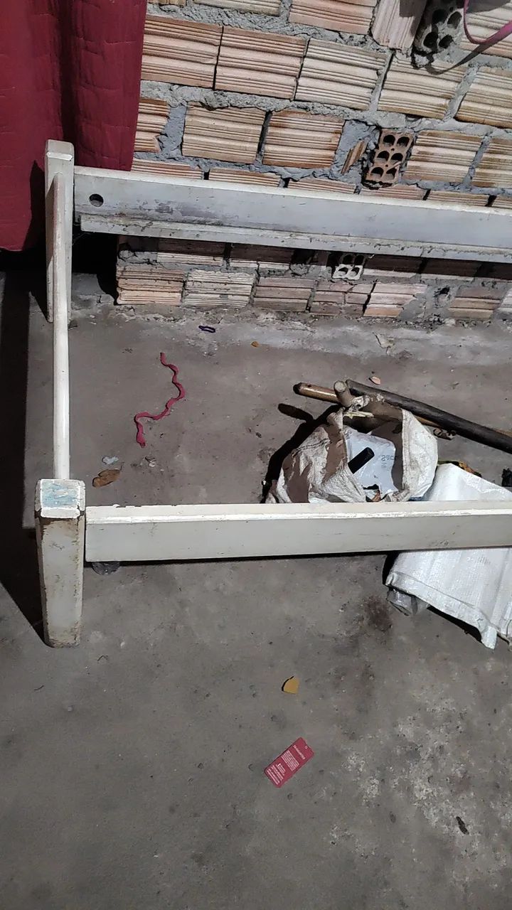 Vendo cama de madeira com Colchão - Foto 2