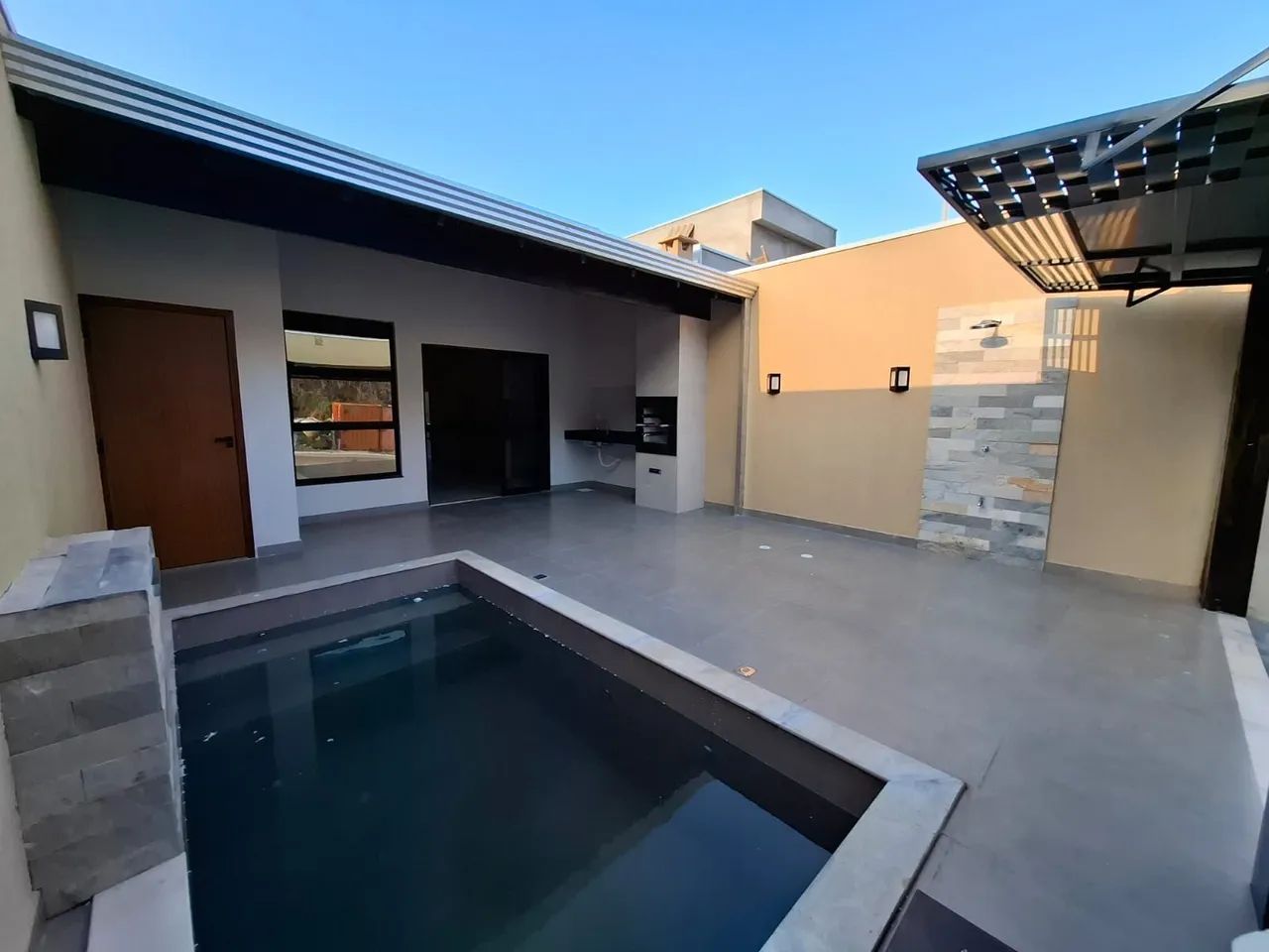 CASA COM PISCINA À VENDA - BAIRRO PARAÍSO - Foto 2