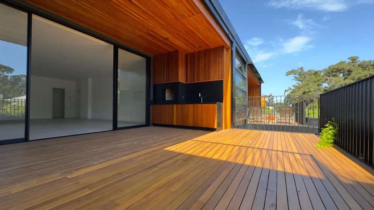 Imóvel para venda possui 193 metros quadrados com 3 quartos em Cacupé - Florianópolis - SC
