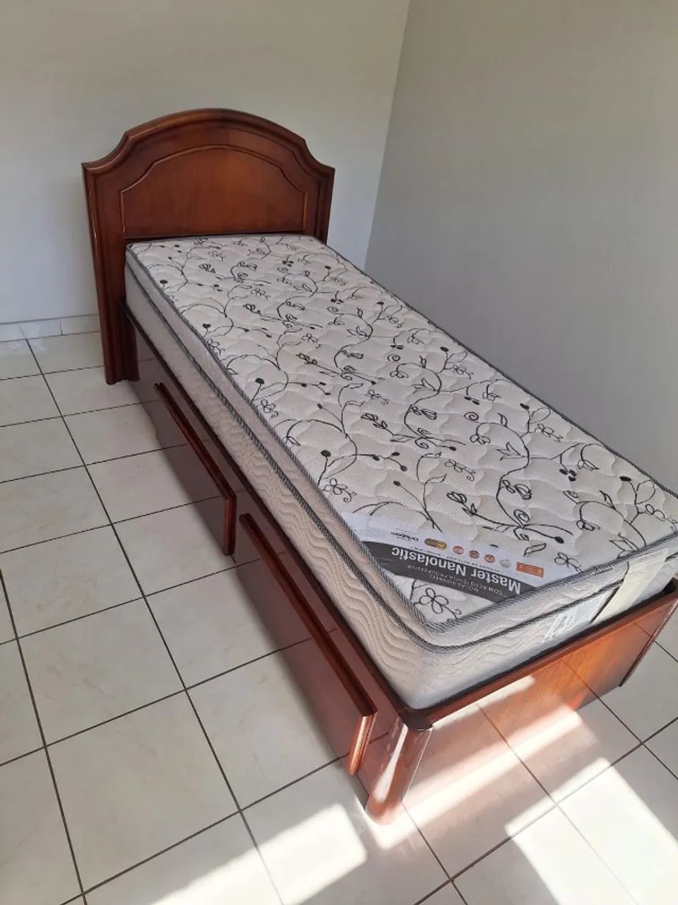 Vendo cama de solteiro com colchão - Foto 3