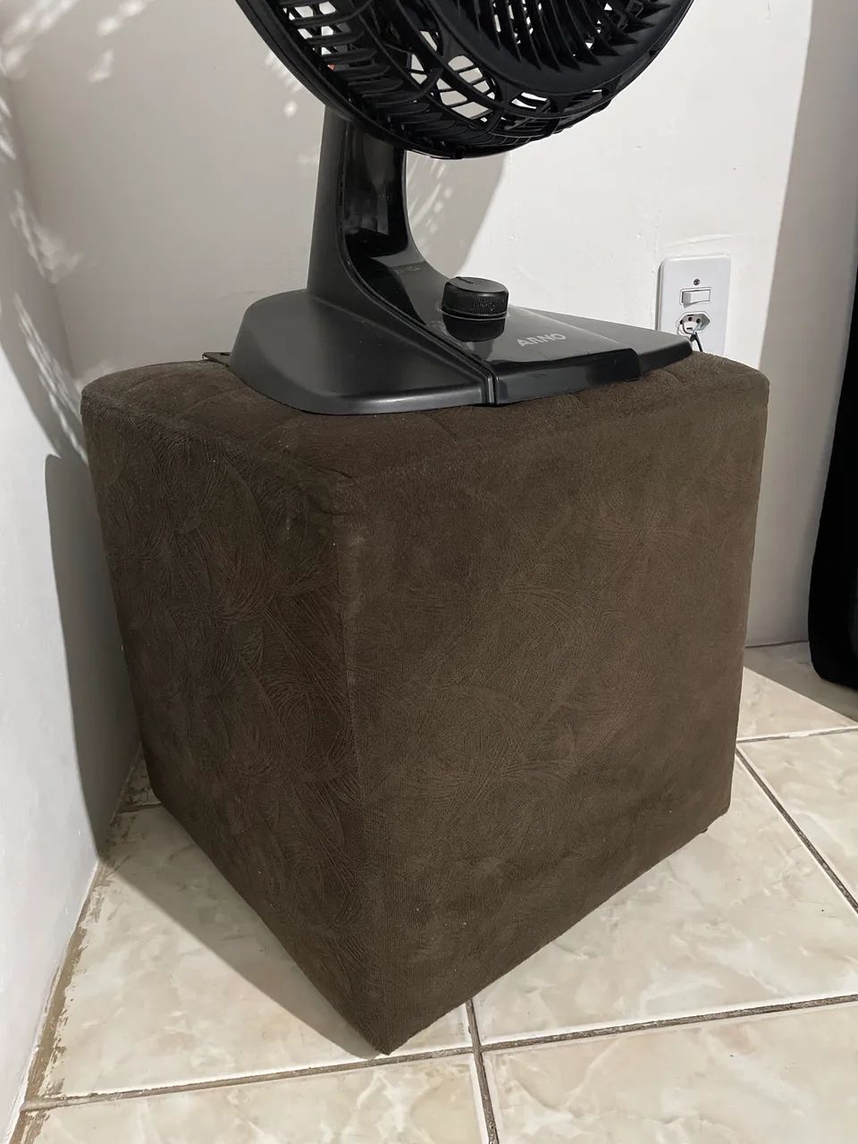 Pufe marrom conservado