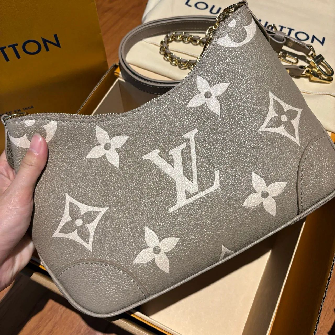 Bolsa Hobo Louis Vuitton Monogram Preta com Corrente - Foto 5