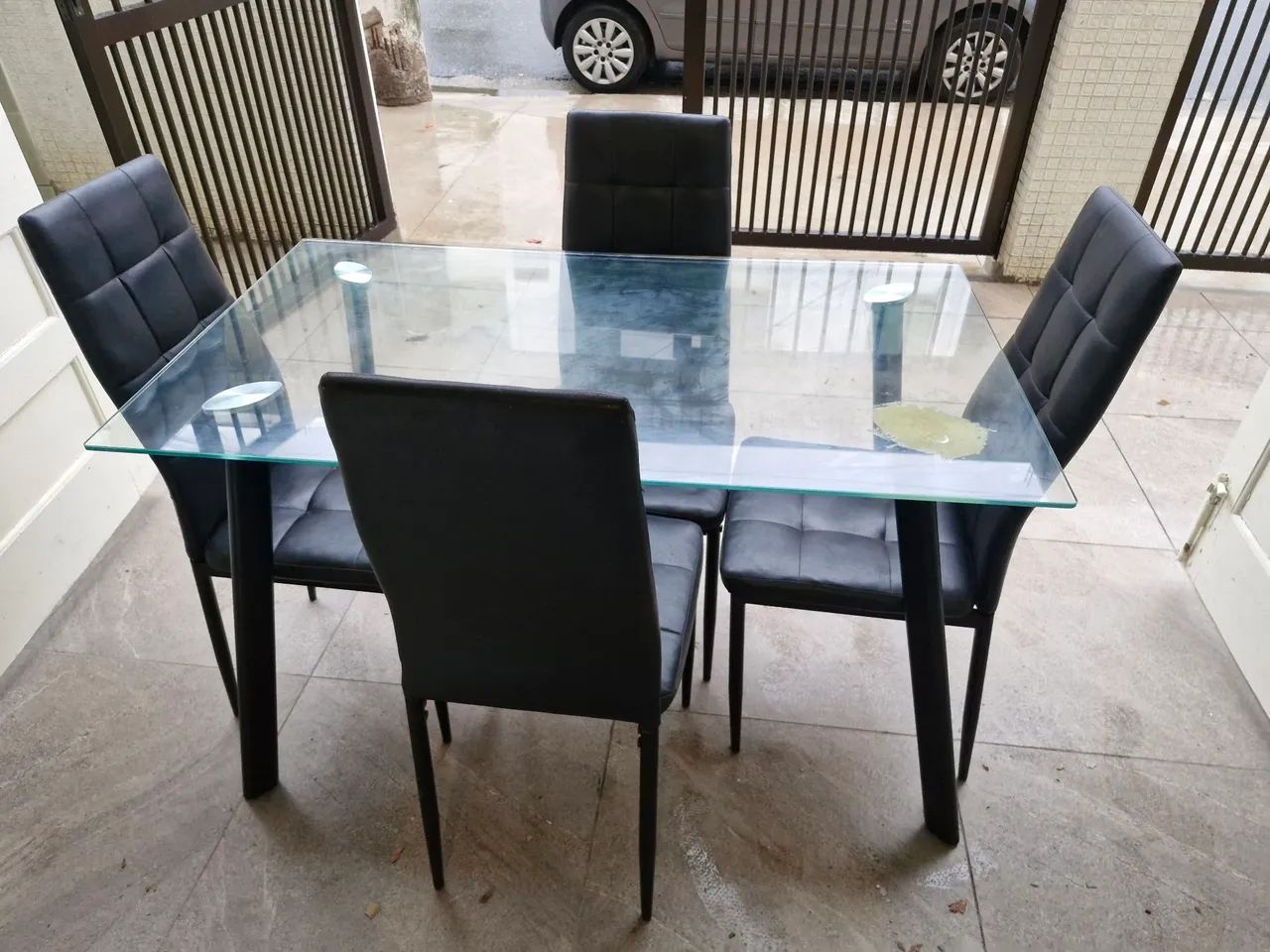 Mesa de jantar com quatro cadeiras de couro