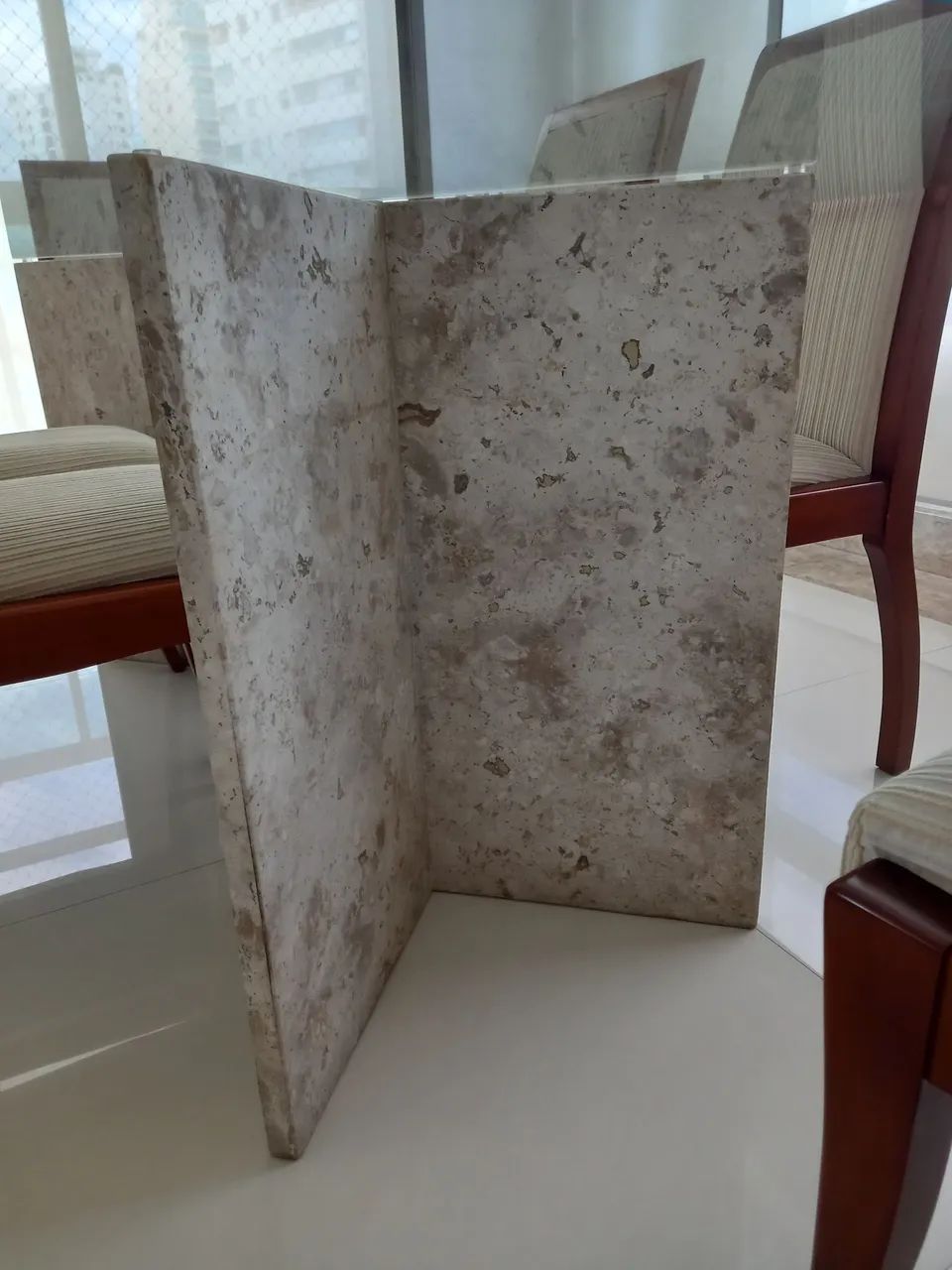 Mesa de jantar com tampo de vidro com base em mármore - Foto 3