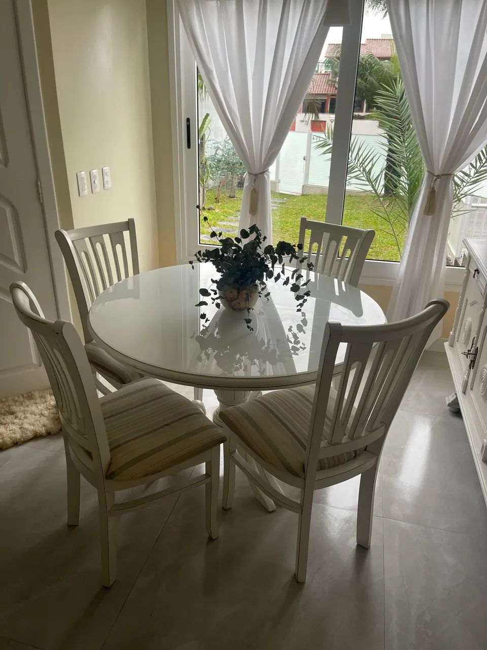 Mesa e cadeiras  - Foto 2
