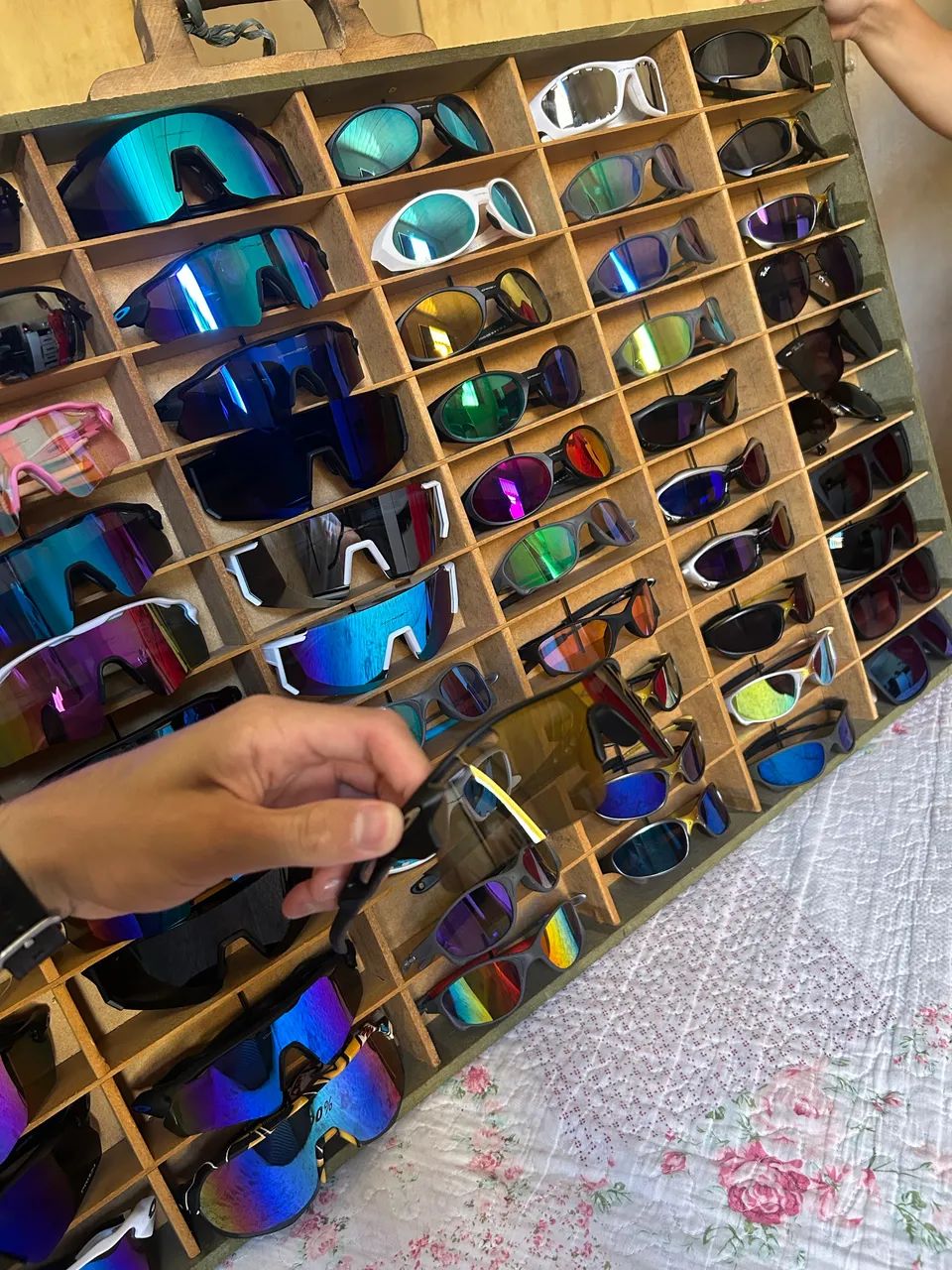 ÓCULOS ESTILOSOS COM PREÇO IMPERDÍVEL - Foto 2