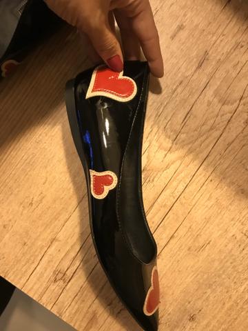 Sapato TAM 36 Corello novo preto com coração vermelho - Foto 3