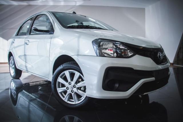 TOYOTA ETIOS SEDAN X PLUS 15 MT 19/20 - Foto 5