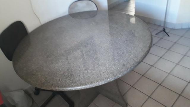Mesa redonda e pés em granito 1,15 mts