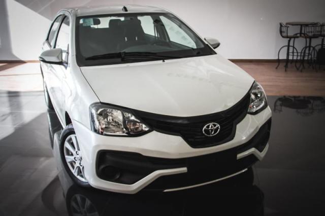 TOYOTA ETIOS SEDAN X PLUS 15 MT 19/20 - Foto 2