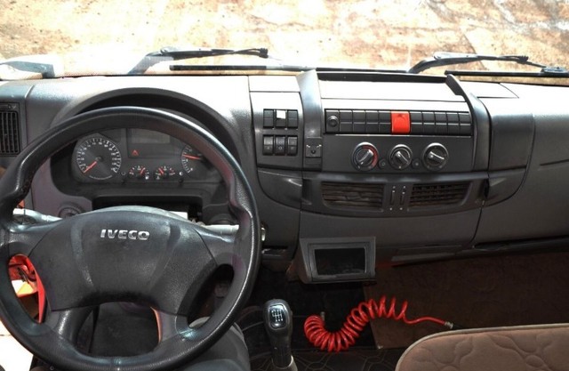 ! Caminhão Iveco Tector 240e25 2011 no baú