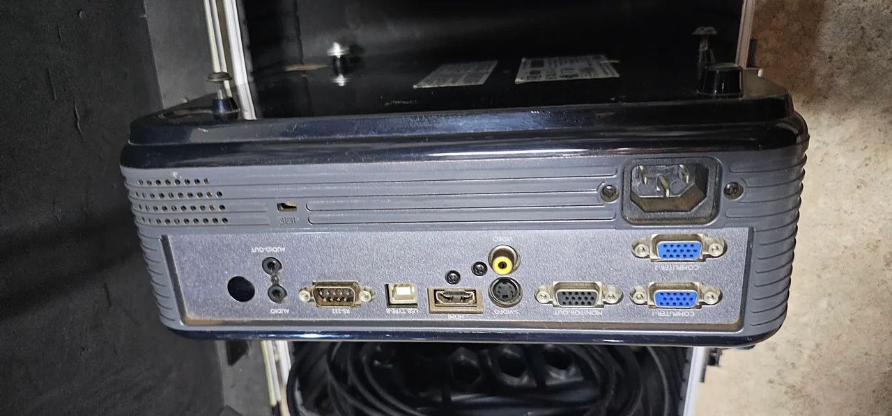 Projetor profissional  Benq 3d com Hdmi maleta e acessórios  - Foto 6