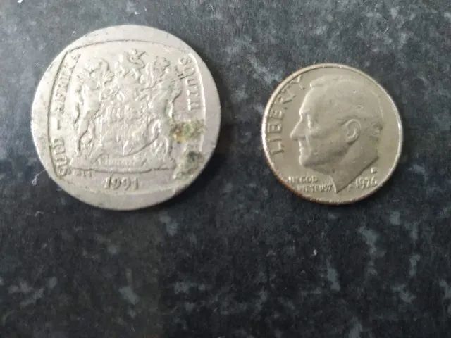 43 moedas antigas + 2 moedas internacional - Foto 2